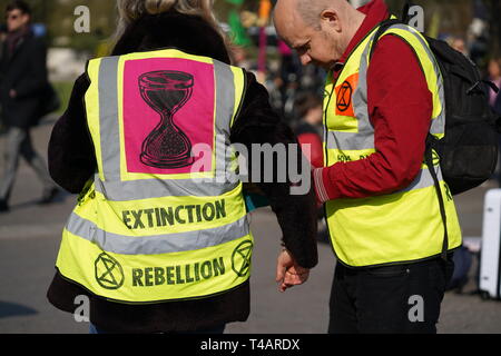 Arrêtez le manifestants routes autour de Hyde Park et Oxford Street afin de protester contre les changements climatiques. Ils ont dit qu'ils continueront à bloquer les routes jusqu'à ce que le gouvernement à l'écoute de leurs demandes. Banque D'Images