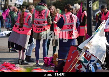 Arrêtez le manifestants routes autour de Hyde Park et Oxford Street afin de protester contre les changements climatiques. Ils ont dit qu'ils continueront à bloquer les routes jusqu'à ce que le gouvernement à l'écoute de leurs demandes. Banque D'Images