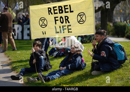 Arrêtez le manifestants routes autour de Hyde Park et Oxford Street afin de protester contre les changements climatiques. Ils ont dit qu'ils continueront à bloquer les routes jusqu'à ce que le gouvernement à l'écoute de leurs demandes. Banque D'Images