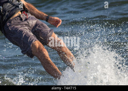 Close-up d'éclaboussures kitesurf board surf une vague Banque D'Images
