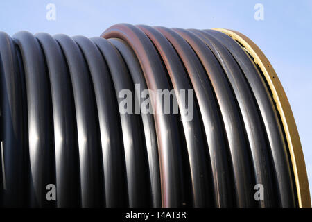 Close up de gros tuyau flexible panier système de l'irrigation agricole Banque D'Images