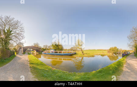 Long Canal bateaux amarrés sur le réseau fluvial de l'époque victorienne construite à Foxton Locks, en Angleterre, sur une journée de printemps ensoleillée. Banque D'Images