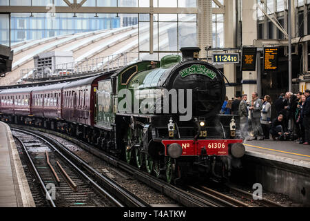 Le Mayflower Steam train fonctionnera sur un horaire régulier pour la première fois en 50 ans de London Waterloo sur un voyage à travers les collines de Surrey, UK Banque D'Images