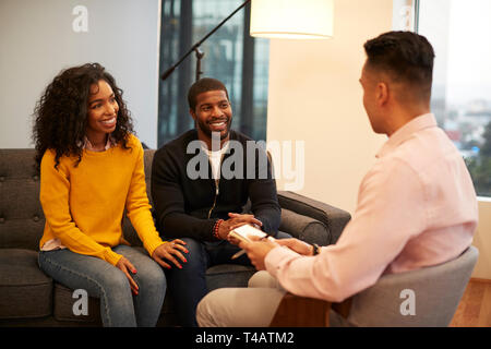 Woman Sitting on Couch Réunion avec le bureau de conseiller dans la relation des hommes Banque D'Images