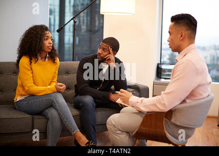 Woman Sitting on Couch Réunion avec le bureau de conseiller dans la relation des hommes Banque D'Images