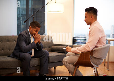 Malheureux Businessman Sitting on Couch Rencontre avec homme Conseiller dans Office Banque D'Images