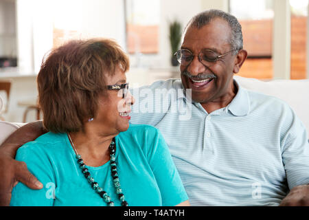 Noir Senior couple sitting at home, smiling at each other, Close up Banque D'Images