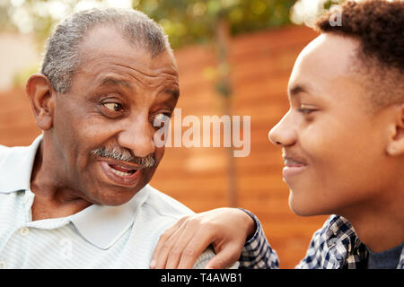 Hauts homme noir parler avec son petit-fils des jeunes adultes, Close up Banque D'Images