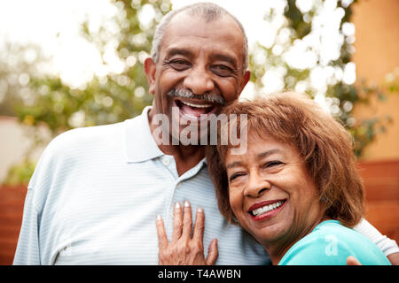 Faire place au mari et femme Senior, souriant à la caméra, Close up Banque D'Images