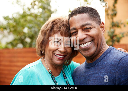Black Senior femme et son fils d'âge moyen à l'appareil photo, sourire tête et épaules, Close up Banque D'Images