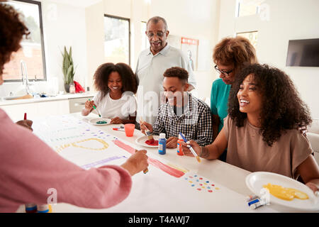 Trois générations de la famille noire dans la cuisine faire un signe pour une fête surprise ensemble, Close up Banque D'Images