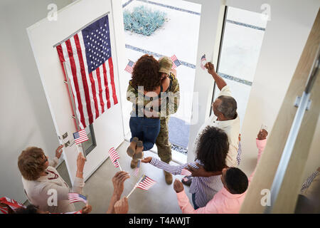 Jeune homme noir d'un soldat revient au pays de sa famille d'attente, elevated view Banque D'Images