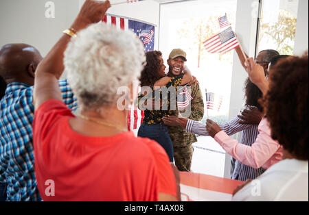 Jeune noir Un soldat revient au pays pour une surprise party de famille, selective focus Banque D'Images