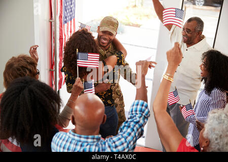 Jeune noir Un soldat revient au pays pour une surprise party de famille, Close up Banque D'Images