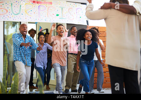 La famille black excité accueille ses hôtes dans une maison surprise party,close up Banque D'Images