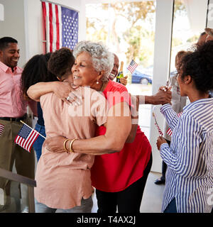 Femme noire embrassant son petit-fils au jour de l'indépendance Fête familiale,close up Banque D'Images