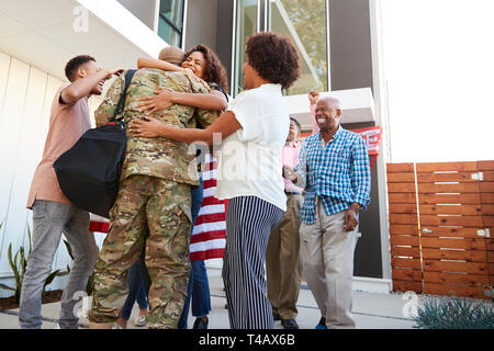 Trois génération noir accueillant la famille retour d'un militaire masculine millénaire,low angle view Banque D'Images