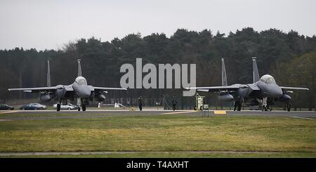 48e Escadre de chasse F-15E Strike Eagles se préparent à décoller pour participer à l'exercice Point Blank à Royal Air Force Lakenheath, Angleterre, le 22 mars 2019. Aux côtés de F-15E Strike Eagles affecté à la 492e et 494e Escadrons de chasse de la RAF, typhon, l'Épervier et le F-35B Lightning jets ont également participé. Banque D'Images