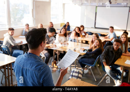 Vue arrière de l'homme Professeur de lycée debout à l'avant de l'enseignement classe Leçon Banque D'Images