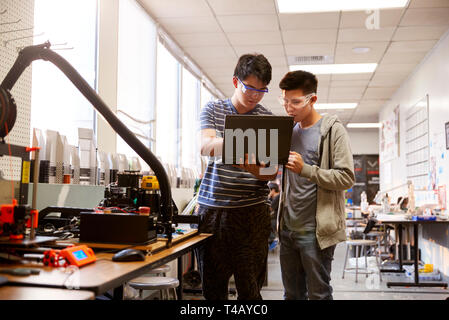 Deux hommes College Students Using laptop computer dans la science ou l'ingénierie robotique Class Banque D'Images