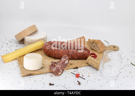 Fin de la récolte, assiette de charcuterie et fromages français Banque D'Images