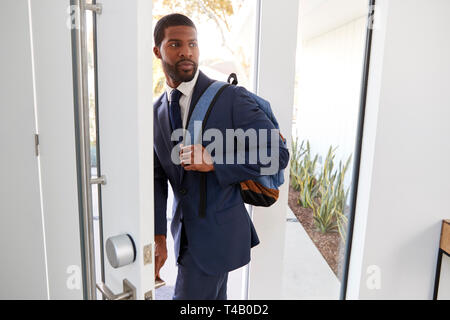 Businessman Wearing suit l'ouverture de la porte de quitter la maison pour travailler Banque D'Images