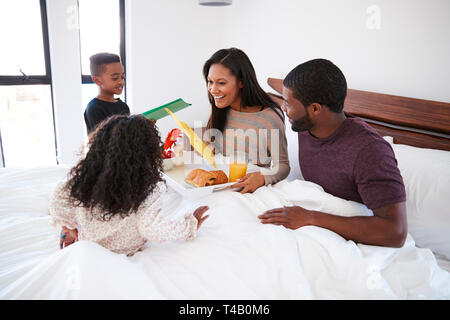 Amener les enfants Mère Petit-déjeuner au lit pour célébrer la Fête des Mères ou anniversaire Banque D'Images