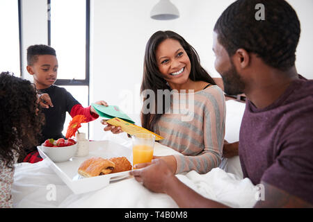 Amener les enfants Mère Petit-déjeuner au lit pour célébrer la Fête des Mères ou anniversaire Banque D'Images