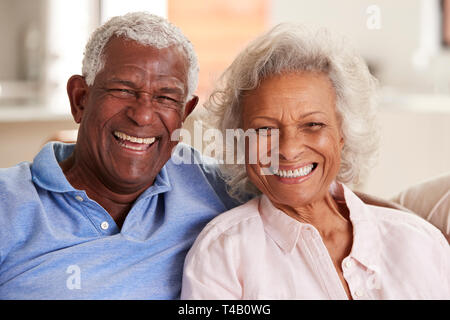 Portrait de Senior Couple Sitting on Sofa At Home Together Banque D'Images