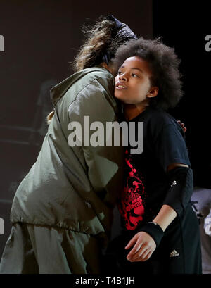 Terra, centre (le vainqueur de la finale B-Girl est adoptée par le Royaume-Uni au cours de Stefani finaliste B-Boy finale Championnats du Monde 2019 à Islington Assembly Hall, Londres. Banque D'Images