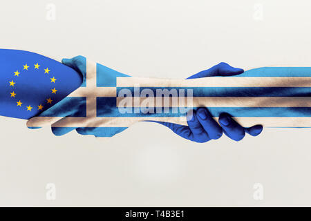 De nouvelles chances. Male hands holding coloré en bleu et de l'UE Grèce pavillon isolé sur fond studio gris. Concept de l'aide, les pays du Commonwealth, de partenariat, les relations politiques et économiques. Banque D'Images