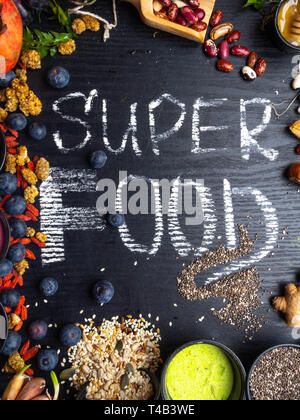 Super le choix des aliments. Divers super-aliments et aliments sains en fond de bois Banque D'Images