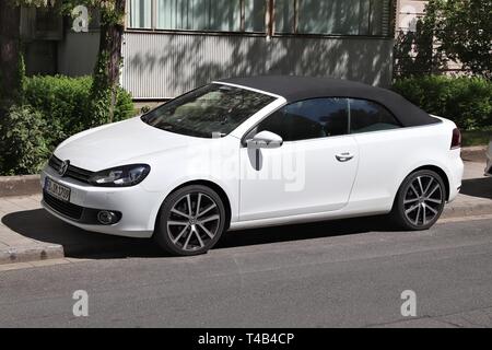 ERLANGEN, ALLEMAGNE - le 6 mai 2018 : VW Golf convertible blanc voiture stationnée en Allemagne. Il y avait 45,8 millions de voitures immatriculés en Allemagne (à partir de 2017). Banque D'Images