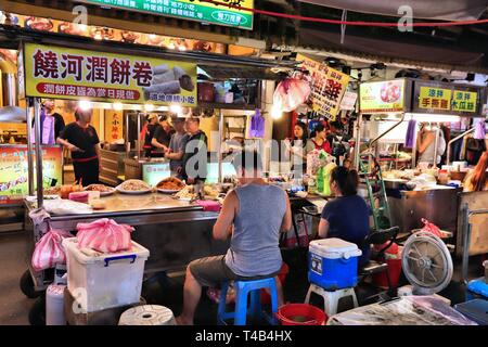 TAIPEI, TAIWAN - Le 4 décembre 2018 : rouleau de printemps Popiah fournisseur au marché nocturne de Raohe à Taipei. Popiah est typique de Fujianese de style Teochew et cuisin Banque D'Images