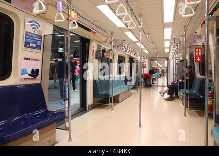 TAIPEI, TAIWAN - Le 3 décembre 2018 : Les gens monter un train de métro de Taipei. Taipei Mass Rapid Transit (MRT) proposées dans le métro de Taipei sert 746 millions de ann Banque D'Images