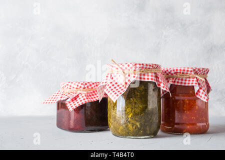 Divers types de conserves de sauce maison pour servir à la viande, tomates, oseille de adjika tkemali, à partir de la prune. Des préparations, devoirs et traditi Banque D'Images