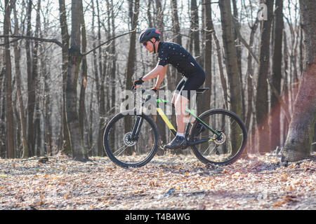 Mountainbiker athlète masculin avec des promenades en vélo dans la forêt Banque D'Images