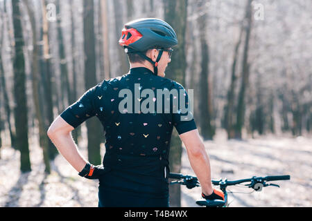 Mountainbiker athlète masculin avec des promenades en vélo dans la forêt Banque D'Images