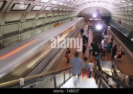 WASHINGTON, Etats-Unis - 12 juin 2013 : Les gens attendent pour métro à Washington. Avec 212 millions de dollars par année en 2012 Washington Metro est le plus achalandé de 3ème Banque D'Images