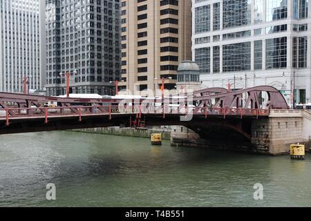 CHICAGO, USA - 26 juin 2013 : les gens à pied le pont de la rue Clark à Chicago. C'est l'un des Chicago's 37 ponts mobiles interopérables. Banque D'Images