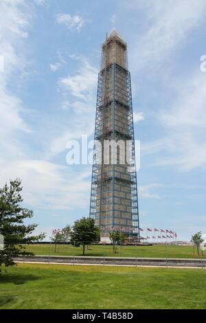 Washington Monument les travaux de réparation d'échafaudages après dommages sismiques. Banque D'Images