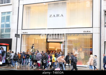 Boutique de mode Zara dans Oxford Street, London, UK Banque D'Images
