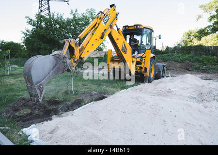 Construction d'une maison, la préparation d'une tranchée avec le technics Banque D'Images