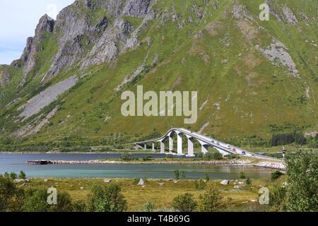 L'archipel des Lofoten en Norvège. Pont entre les îles de Gimsoystraumen Austvagoya et Gimsoya. Pont routier en porte-à-faux. Banque D'Images