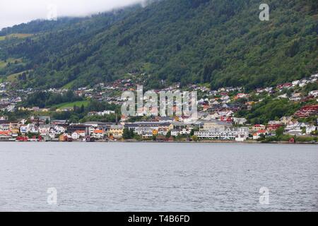 Sogndal, Norvège. Ville de bord vu à travers le fjord de Sogn (). Banque D'Images