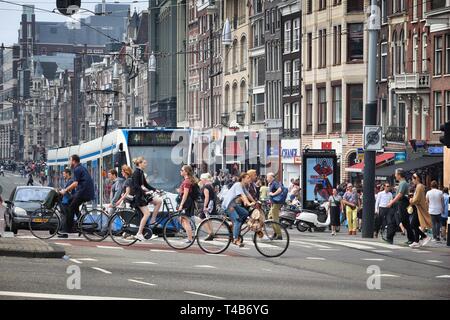 AMSTERDAM, Pays-Bas - le 7 juillet 2017 : personnes visitent la rue Damrak à Amsterdam, Pays-Bas. Amsterdam est la plus grande ville et capitale de la Banque D'Images