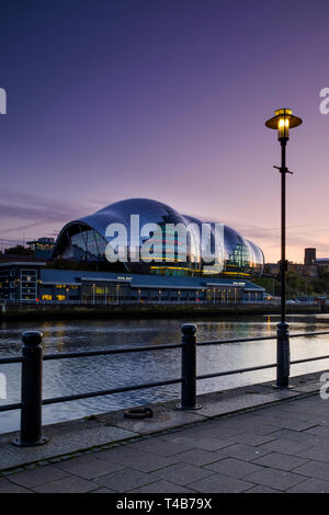 L'Angleterre, Tyne et Wear, Newcastle upon Tyne. Le Sage Bâtiment situé le long de la rivière Tyne et Newcastle / Gatehead Quayside. Banque D'Images