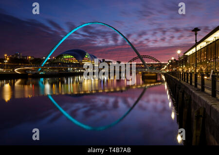 L'Angleterre, Tyne et Wear, Newcastle upon Tyne. Le Gateshead Millennium Bridge, pont Tyne et Sage Bâtiment situé le long de la rivière Tyne et Newca Banque D'Images