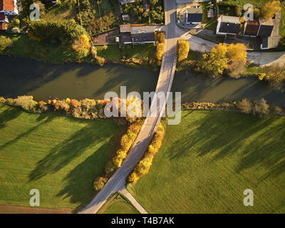 Route avec pont sur brook en Grèce en Bavière, Allemagne Banque D'Images