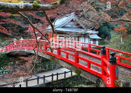 Pont japonais rouge dans le parc Quasi-National Minoo près d'Osaka, au Japon. Banque D'Images